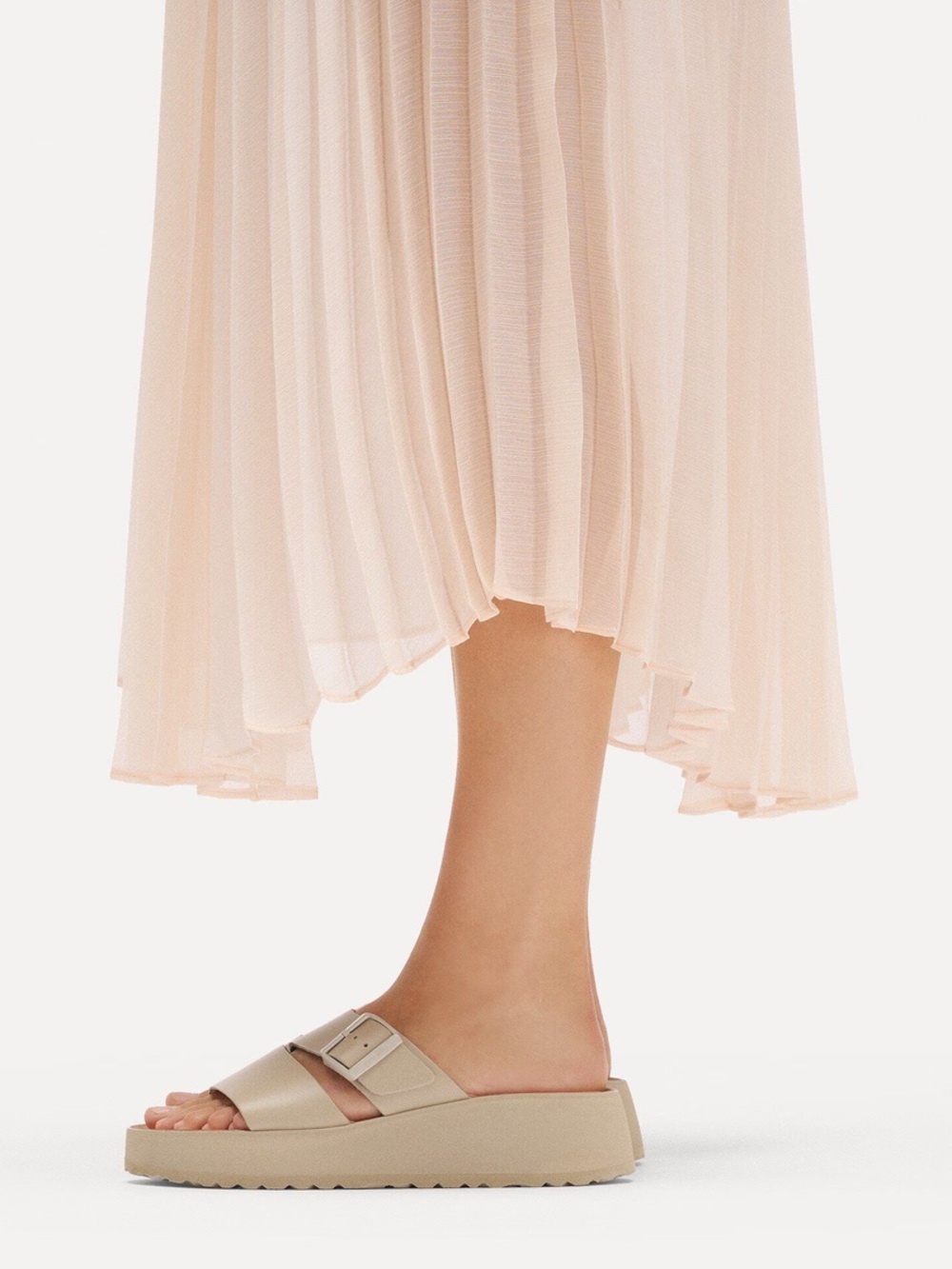 Birkenstock Papillio
Almina Leather
Color:Oyster
$155